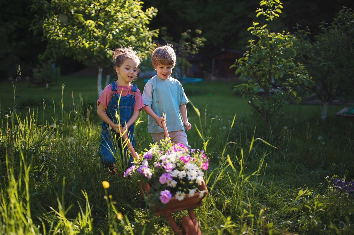 Kinder im Garten beschäftigen: Kreative Ideen für den Schwar