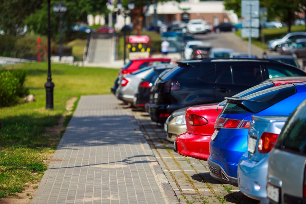 Parkplatzmangel Wohngebiet – Lösungen für Anwohner